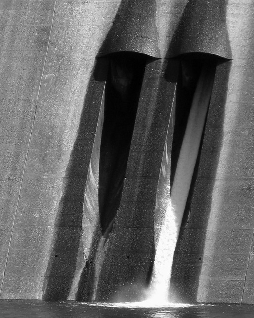 Flow Tubes on Dam Face